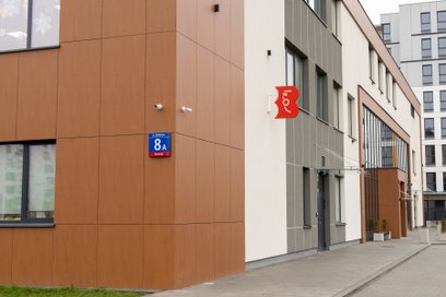 Filia mieści się przy ul. Silnikowej 8a -wejście z prawej strony budynku Szkoły Podstawowej nr 409.