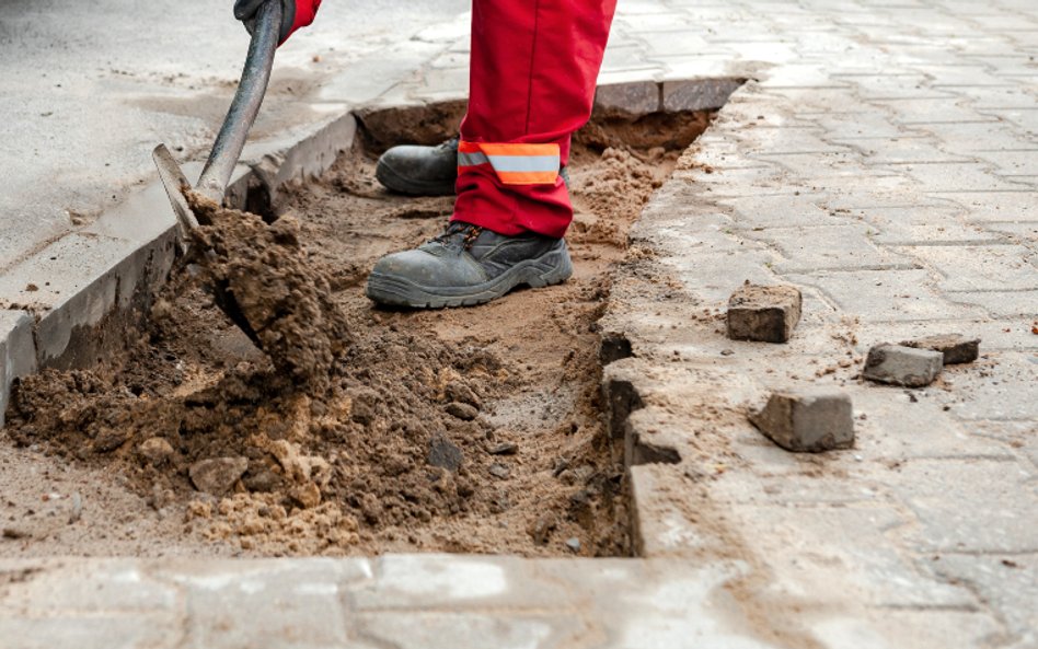 Po zajęciu chodnika drogowcy weszli na jezdnię