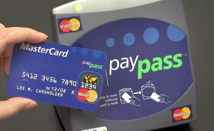 Kolejny bank wprowadza karty zbliżeniowe