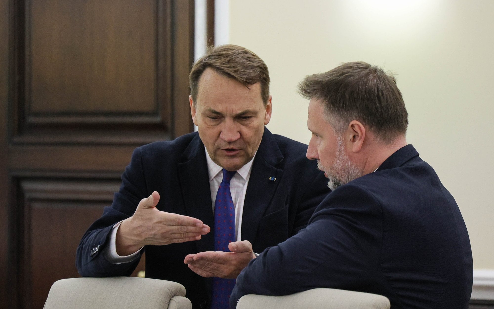 Sondaż: Co trzeci Polak ufa Radosławowi Sikorskiemu, co trzeci mu nie ufa