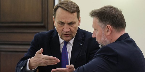 Sondaż: Co trzeci Polak ufa Radosławowi Sikorskiemu, co trzeci mu nie ufa