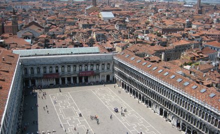 Plac św. Marka z lotu ptaka. Po prawej stronie widoczny budynek Prokuracji Starej, jeszcze przed rem
