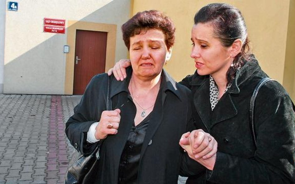 Na zdjęciu matka Krzysztofa Olewnika i jego siostra Danuta przed sądem w Płocku, który w marcu skaza