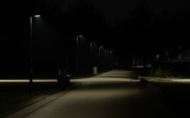 Eksperymentalne oświetlenie zamontowane na Polu Mokotowskim niemal nie świeci, gdy nie ma ruchu pies