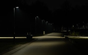 Eksperymentalne oświetlenie zamontowane na Polu Mokotowskim niemal nie świeci, gdy nie ma ruchu pies