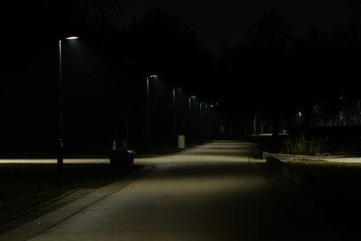 Eksperymentalne oświetlenie zamontowane na Polu Mokotowskim niemal nie świeci, gdy nie ma ruchu pies