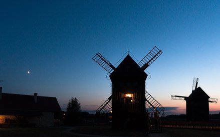 Dwa drewniane wiatraki i wiejska chata to znak rozpoznawczy Zagrody Młynarskiej w Uniejowie (fot. Ja