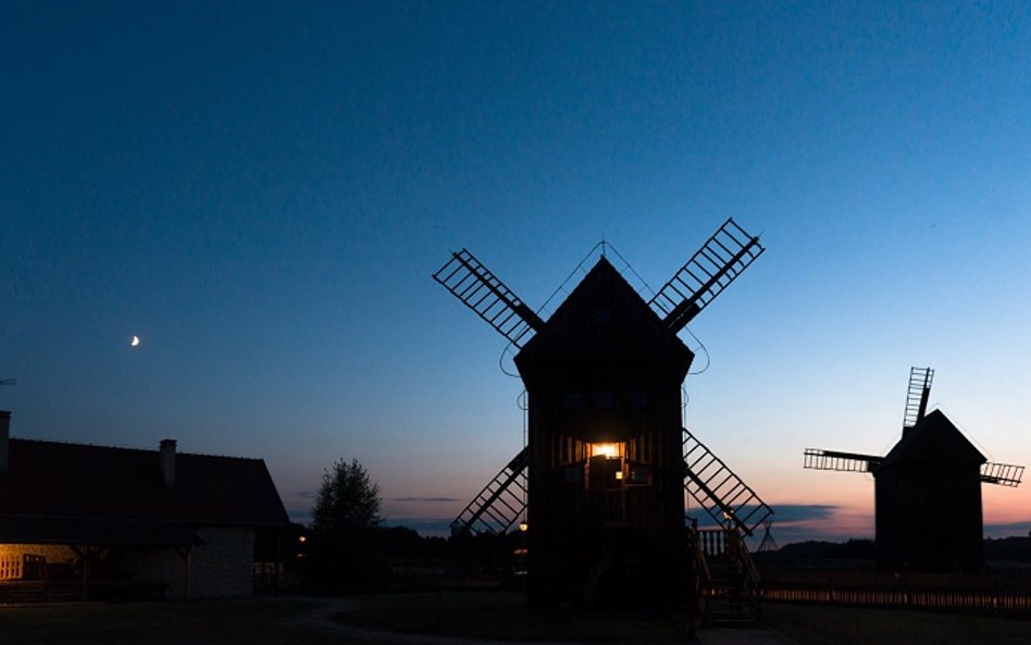 Dwa drewniane wiatraki i wiejska chata to znak rozpoznawczy Zagrody Młynarskiej w Uniejowie (fot. Ja