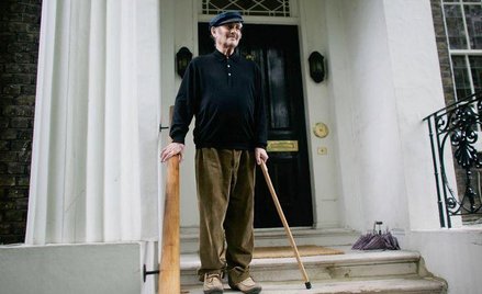 Harold Pinter przed domem po otrzymaniu wiadomości o literackim Noblu, 13 października 2005 r.