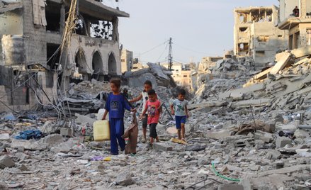 Palestyńskie dzieci wśród gruzów w obozie dla uchodźców Shati w Gazie