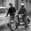 Przyjaciele: szczęśliwy posiadacz fiata 500 Bogumił Kobiela i Zbigniew Cybulski na swoim motocyklu J
