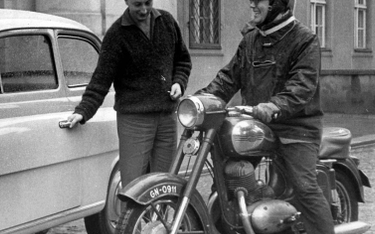 Przyjaciele: szczęśliwy posiadacz fiata 500 Bogumił Kobiela i Zbigniew Cybulski na swoim motocyklu J