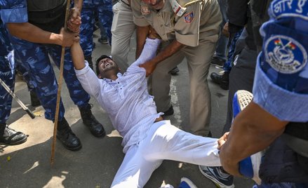 Policja w trakcie zatrzymania aktywisty i zwolennika Indyjskiego Kongresu Narodowego w czasie protes