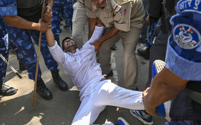 Policja w trakcie zatrzymania aktywisty i zwolennika Indyjskiego Kongresu Narodowego w czasie protes