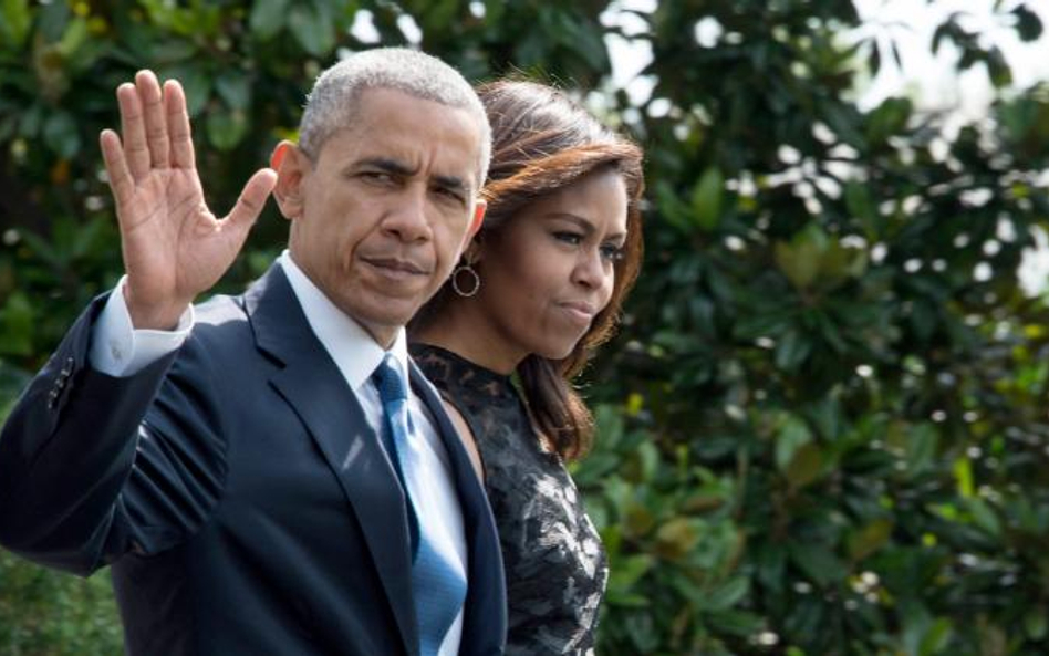 Barack Obama z żoną Michelle we wtorek przed wylotem do Dallas