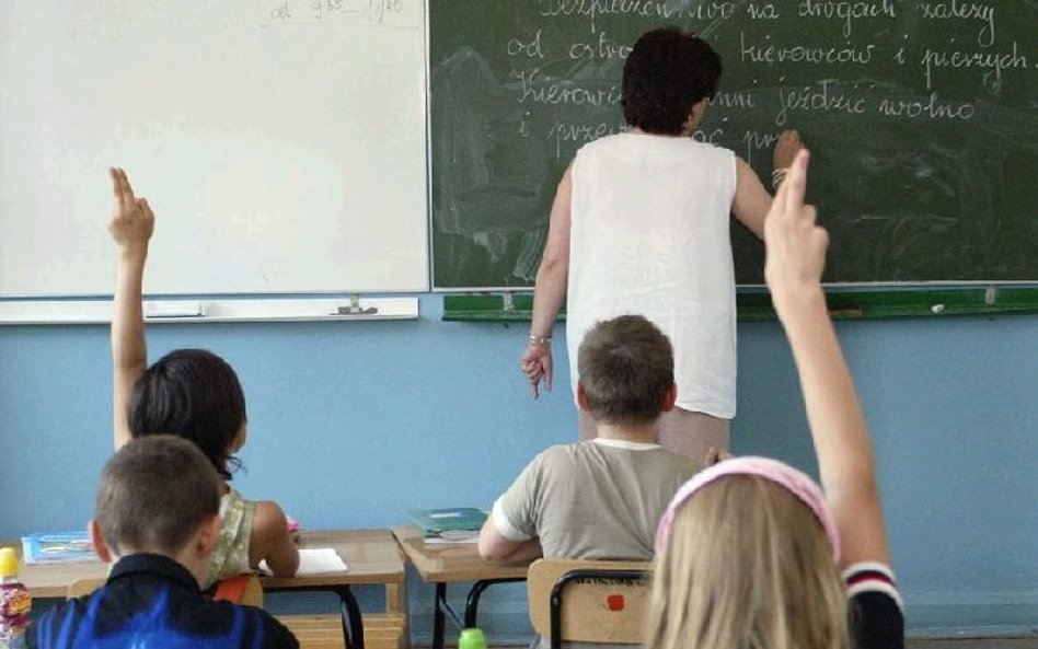 Większość pieniędzy na szkołę pochłaniają pensje nauczycieli. Samorządy walczą o to, ?by ograniczyć 