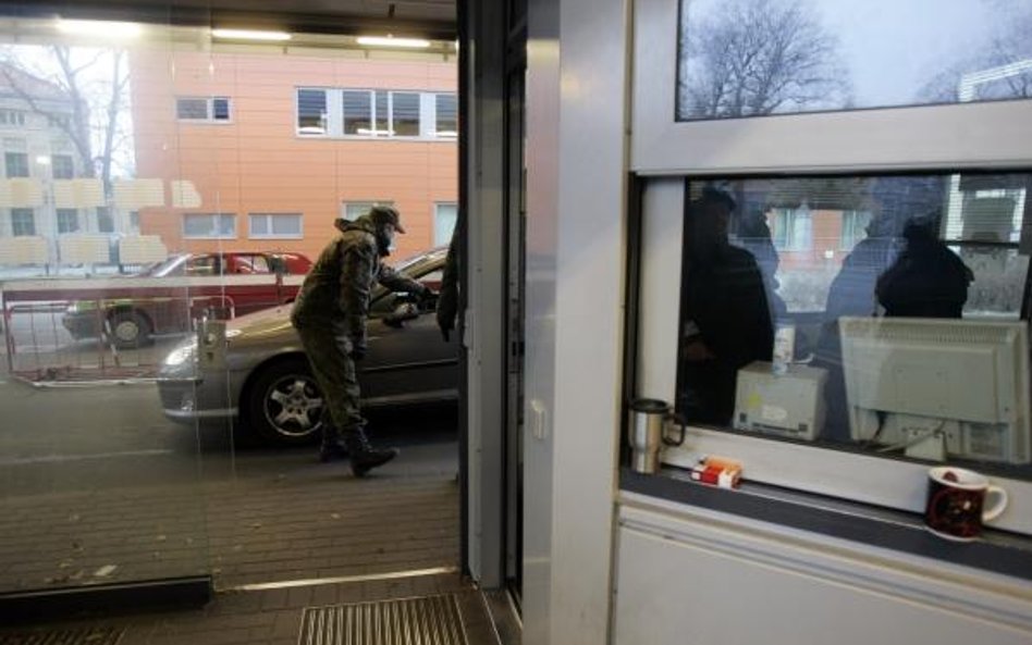 Pracującego obcokrajowca sprawdzi dwóch pograniczników