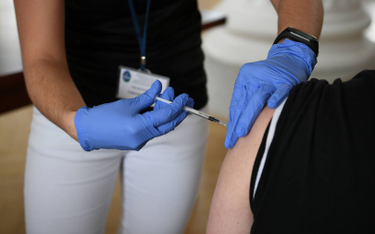 Obowiązkowe szczepienie przeciw Covid-19 może trafić do kalendarza szczepień wybranych grup zawodowych