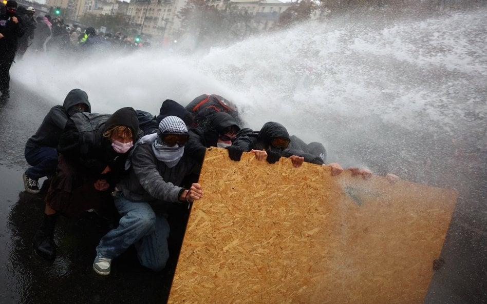 Kolejna fala protestów we Francji, zatrzymano niemal tysiąc osób. „Liczba ta wzrośnie”