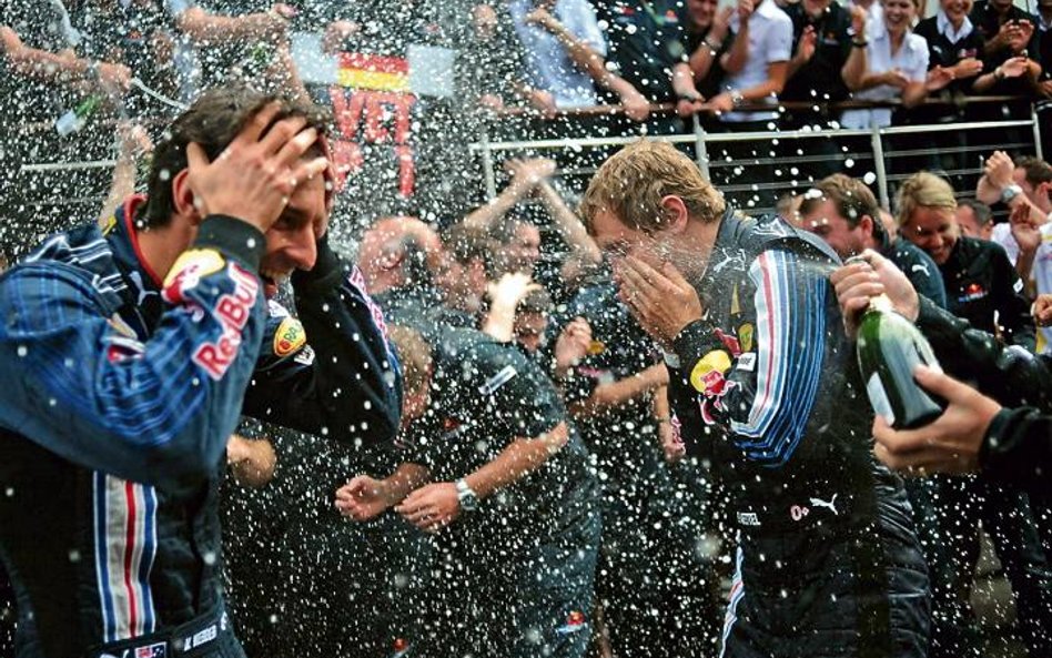 Sebastian Vettel (z prawej) i Mark Webber z Red Bulla po podwójnym zwycięstwie na torze Silverstone