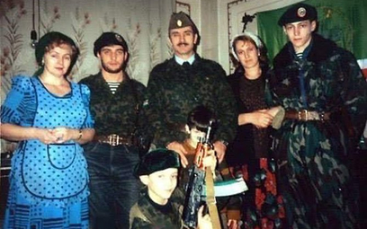 Alła Dudajewa (pierwsza z lewej), Dżochar Dudajew (po środku), starszy syn Owlur (pierwszy z prawej)