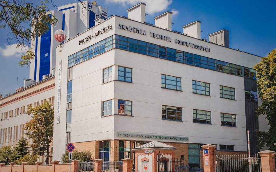 Polsko-Japońska Akademia Technik Komputerowych nie miała prawa podwyższyć czesnego studentom, którzy