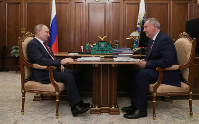 Prezydent Rosji Władimir Putin w rozmowie z Dmitrijem Rogozinem, szefem Roskosmosu