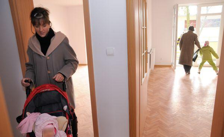 Gminne mieszkanie dla żony nawet gdy może mieszkać u męża
