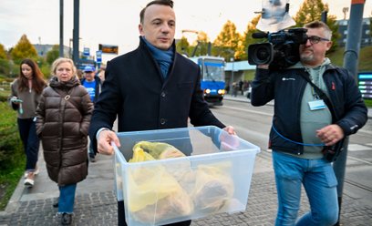 Rano Łukasz Gibała rozdawał mieszkańcom Krakowa obwarzanki