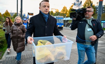 Rano Łukasz Gibała rozdawał mieszkańcom Krakowa obwarzanki