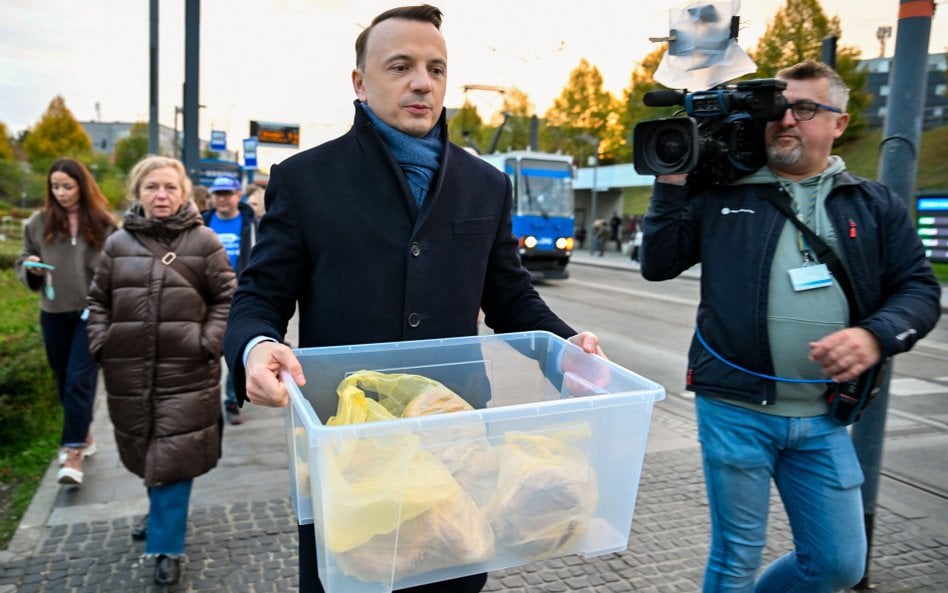 Rano Łukasz Gibała rozdawał mieszkańcom Krakowa obwarzanki