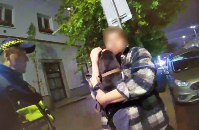 Matka pijanego mężczyzny przejęła opiekę nad psem i przypomniała, że syn powinien być w areszcie