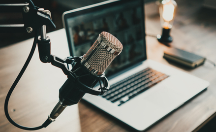 Biznes w naszym kraju coraz chętniej sięga po podcasty