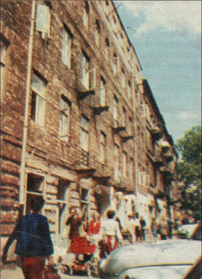 Kaminicy po wojnie nie remontowano. Odpadające tynki groziły przechodniom, postanowiono więc je skuć