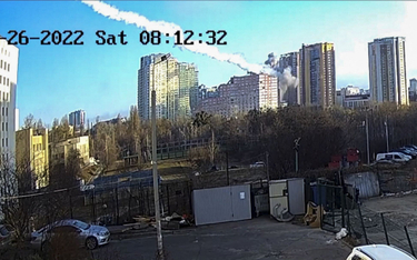 Blok mieszkalny w Kijowie został trafiony pociskiem