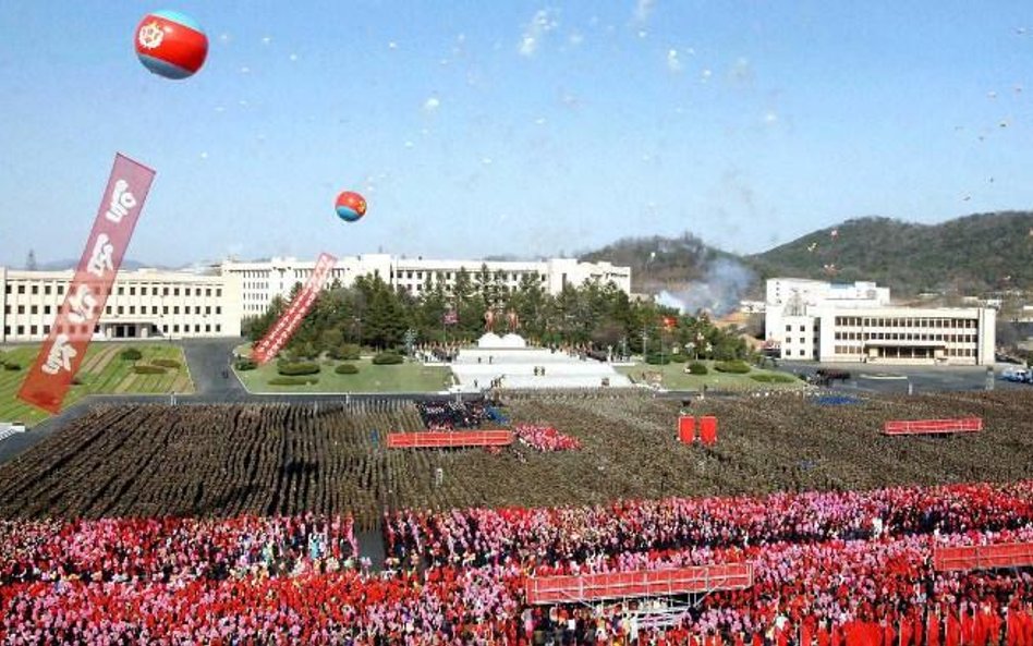 Korea Północna: kwiaty zamiast rakiet. Na razie