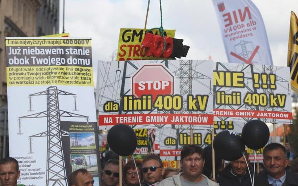 Przeciw budowie linii protestowali 22 września w Warszawie mieszkańcy m.in. Jaktorowa