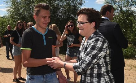 Ewa Kopacz wykazuje gorączkową aktywność, m.in. często spotykając się z wyborcami (tu na plaży w sto