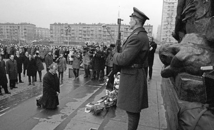 Willy Brandt, klękając przed pomnikiem bohaterów w centrum zburzonego getta w 1970 r., nadał symboli