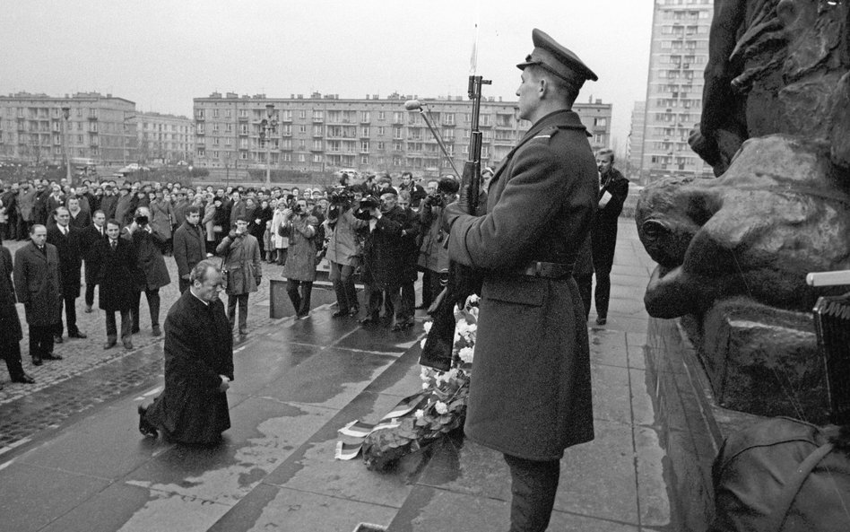 Willy Brandt, klękając przed pomnikiem bohaterów w centrum zburzonego getta w 1970 r., nadał symboli