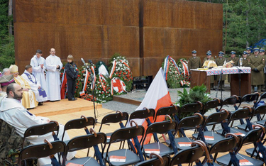 Katyń, 10 kwietnia 2010 r. Księża, żołnierze i wierni czekają z rozpoczęciem mszy świętej na polską 