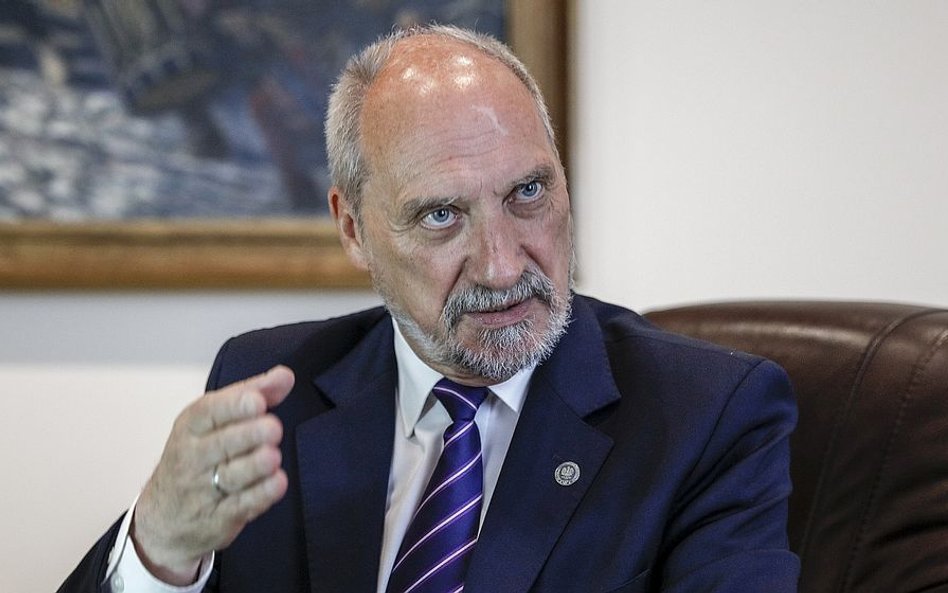 Macierewicz krytykuje Gowina. „Żywo przypomina się rok 1992, gdy doprowadzono do nocnej zmiany”