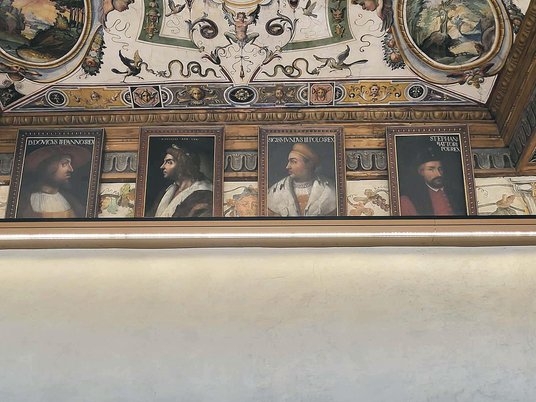 W Galerii Uffizi pod sklepieniem zobaczymy setki portretów najważniejszych światowych władców, uczon