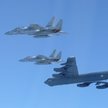 Bombowiec strategiczny USA B-52 w towarzystwie japońskich myśliwców