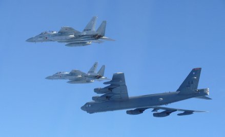 Bombowiec strategiczny USA B-52 w towarzystwie japońskich myśliwców