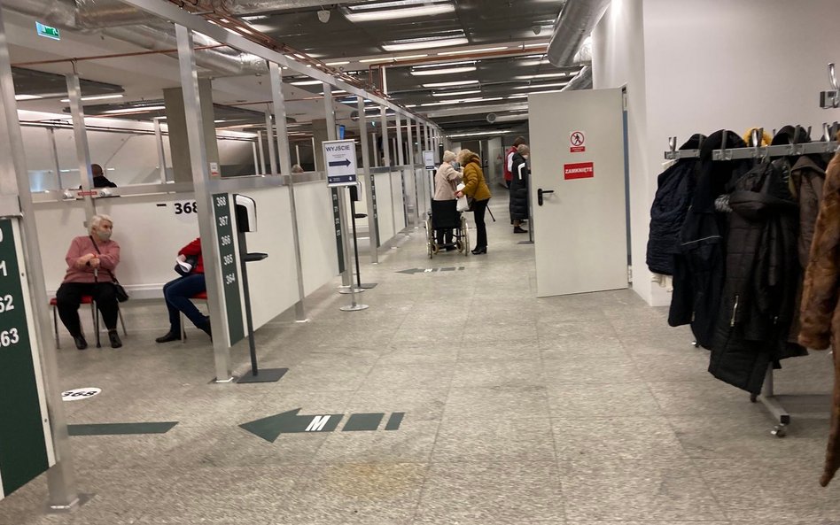 Koronawirus. Lekarz ostrzega przed zakażeniem się w punkcie szczepień