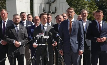 Posłowie Konfederacji na konferencji prasowej ws. kryzysu migracyjnego na zachodniej granicy kraju i