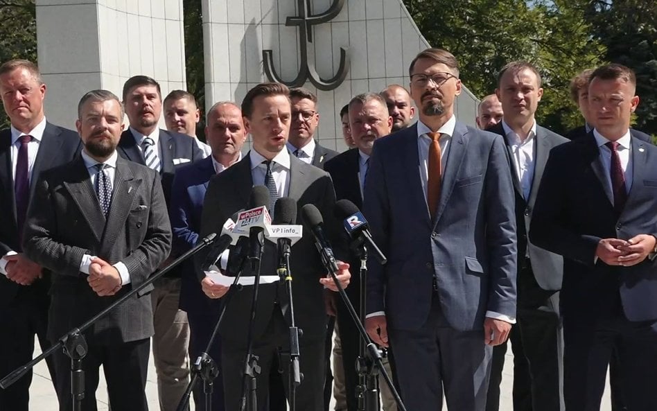 Posłowie Konfederacji na konferencji prasowej ws. kryzysu migracyjnego na zachodniej granicy kraju i
