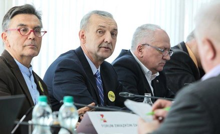 Związkowcy czekają na ruch rządu. Na zdjęciu prezes ZNP Sławomir Broniarz (w środku) i wiceprezes Kr