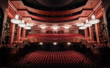 Dla Teatru Narodowego w Warszawie sezon ten był wyjątkowy pod wieloma względami, przynosząc pięć pre